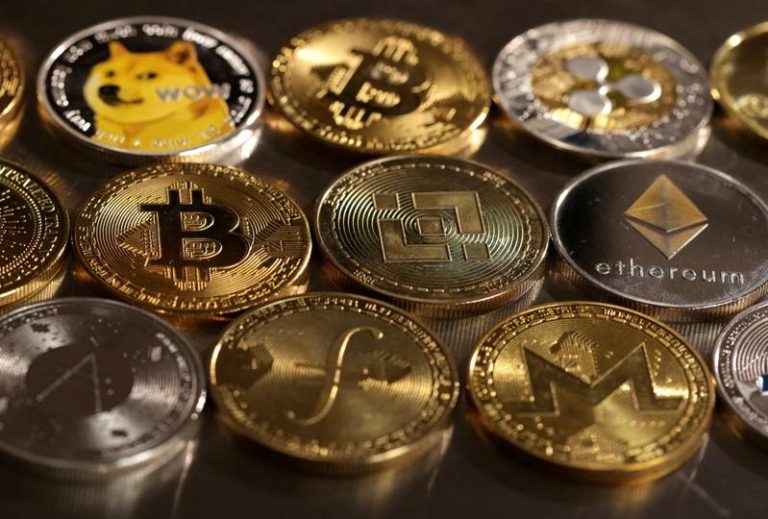 各家上市公司为了提振股价，正在仿照MicroStrategy狂囤比特币的策略，而且瞄准其他加密货币等。（路透）