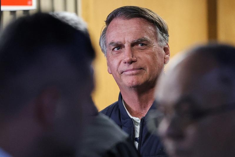 巴西前总统波索纳洛(Jair Bolsonaro)因涉嫌策划政变受审期间,暂时不会遭到羁押。路透
