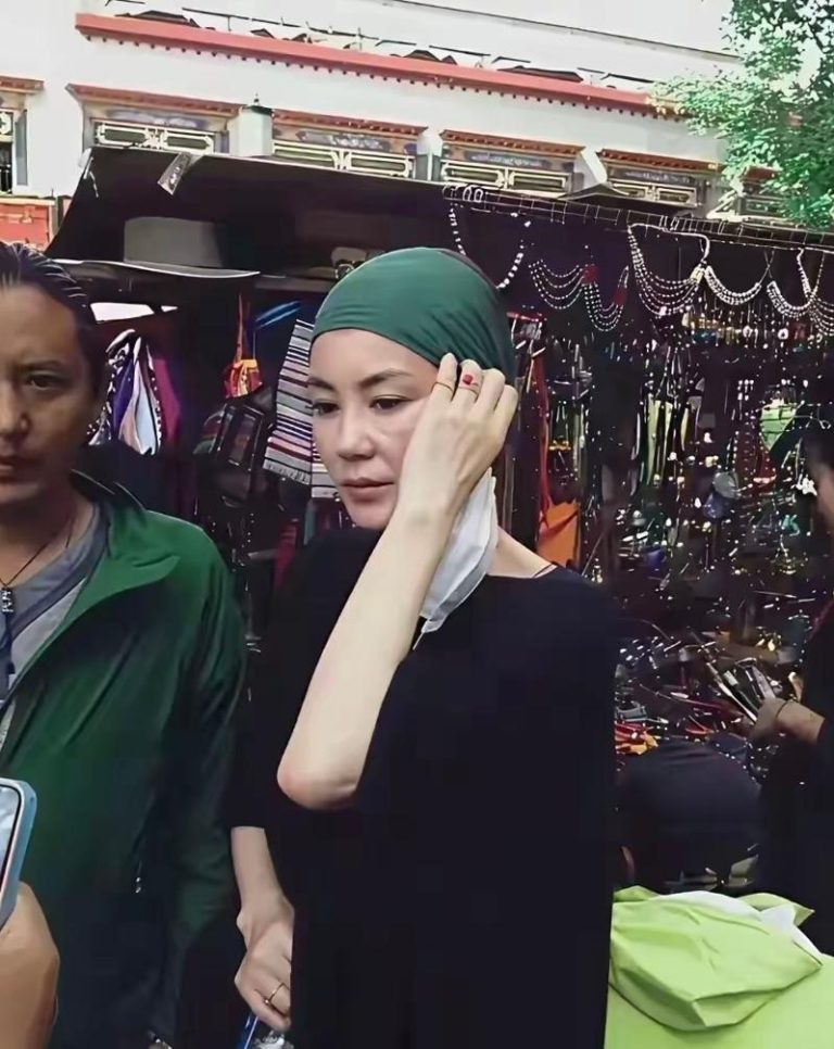 王菲素颜现身西藏被偶遇，被指脸部肌肉下垂显老态。(取材自微博)