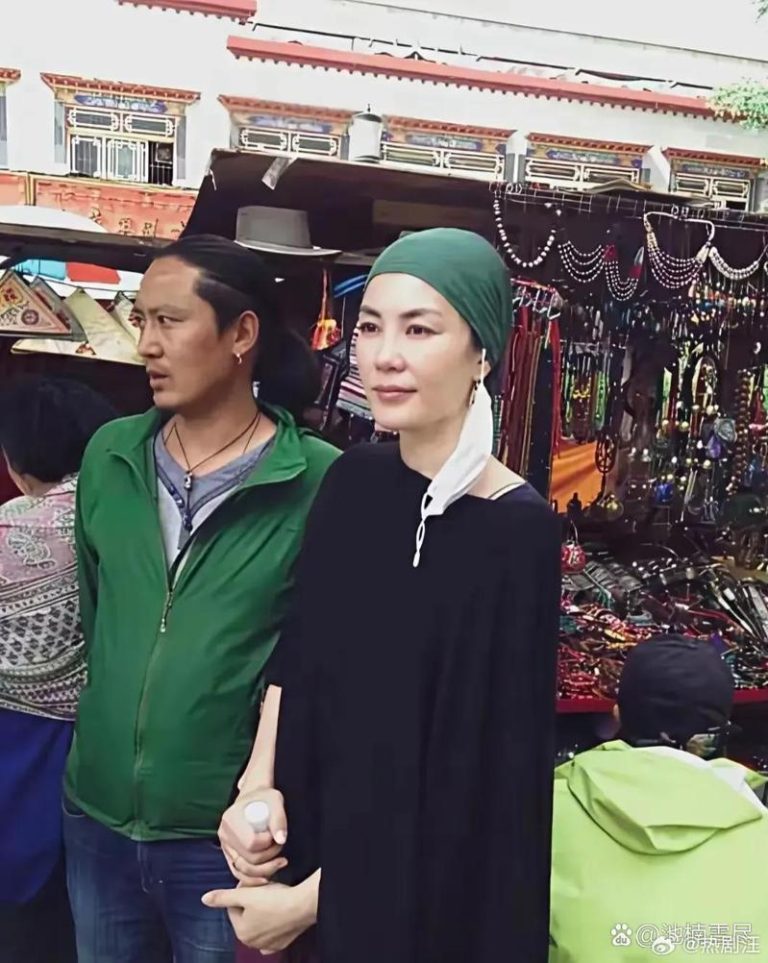 王菲素颜现身西藏被偶遇，被指脸部肌肉下垂显老态。(取材自微博)