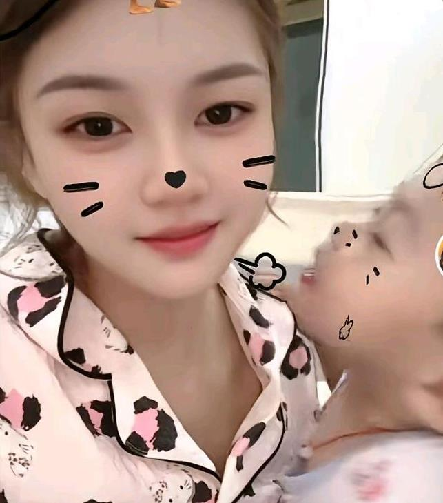 女外卖员发布与孩子的视频。(视频截屏)