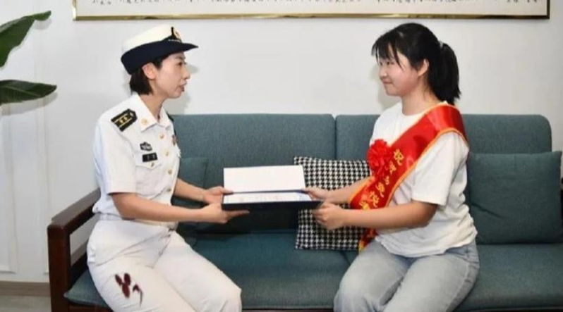 海军潜艇学院成立72年来首次招录本科女学员。(取材自央视)
