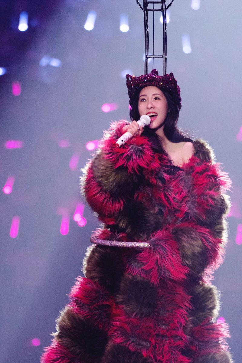 汪苏泷、张碧晨(图)演绎过男、女声版的「年轮」。(取材自微博)