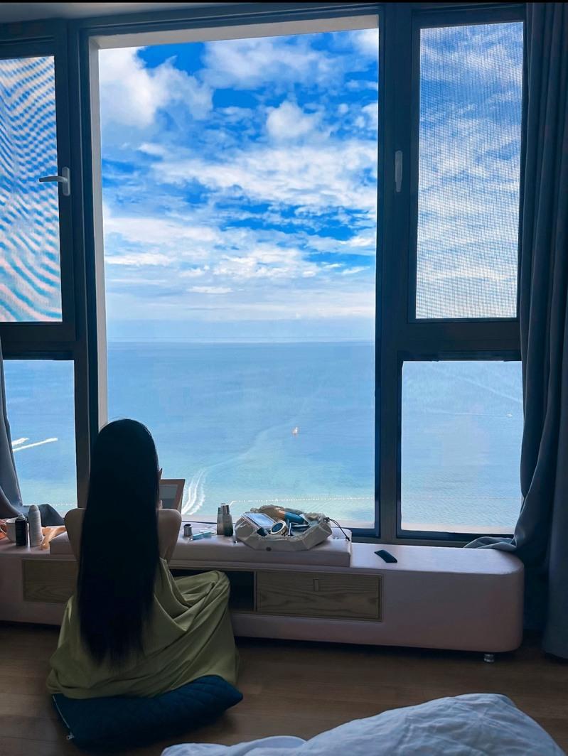 许多人在威海买房,除了房价低甚至1元人民币起拍,还为了当地的无敌海景而来。(取材自小红书)