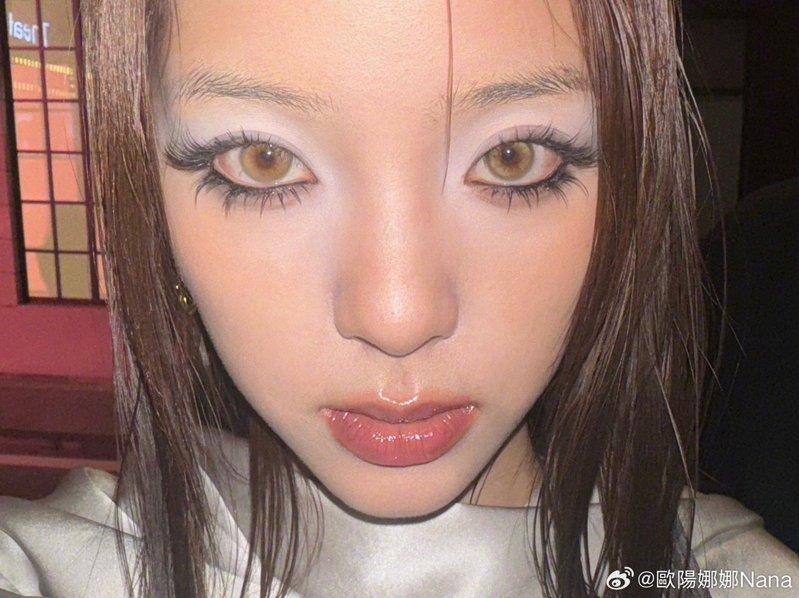 欧阳娜娜突破以往的造型。(取材自微博)