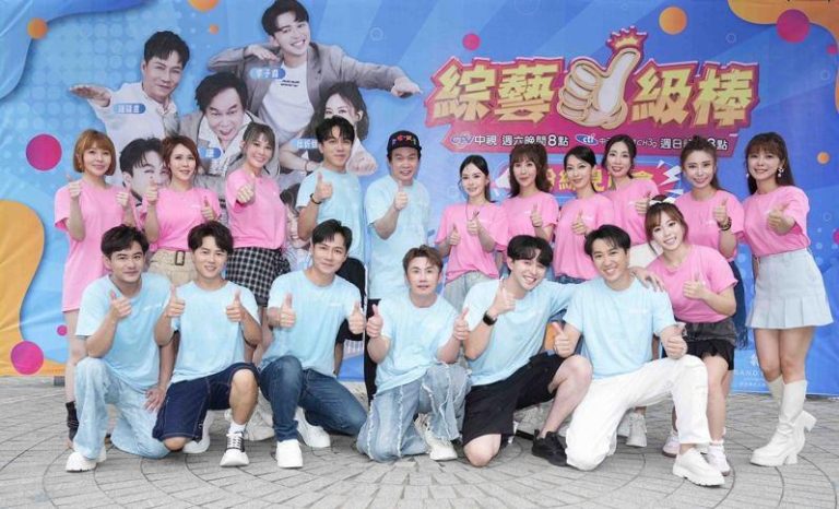康康（后排中）率台语歌手们到高雄与节目粉丝见面。图／中视提供