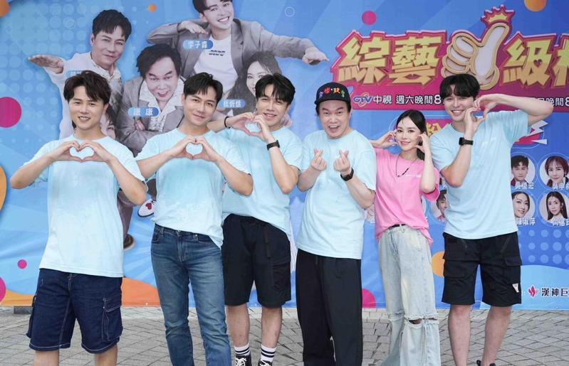 康康（后排中）率台语歌手们到高雄与节目粉丝见面。图／中视提供