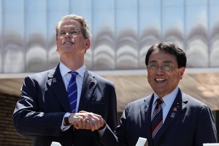 负责与美国协商关税的日本经济再生担当大臣赤泽亮正(右)与美国财政部长贝森特。(路透)