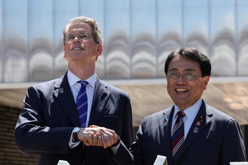 负责与美国协商关税的日本经济再生担当大臣赤泽亮正(右)与美国财政部长贝森特。(路透)