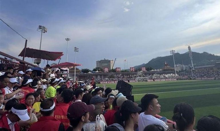 「村超」重启，现场游客及球迷在烈日炎炎下热情不减。（取材自极目新闻）