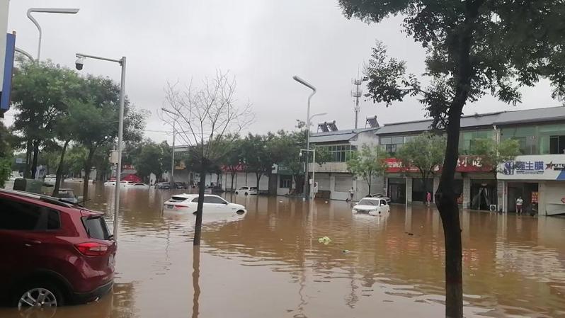 河北省保定市易县遭遇极端特大暴雨,图为易县部分路段有严重积水。(新华社)
