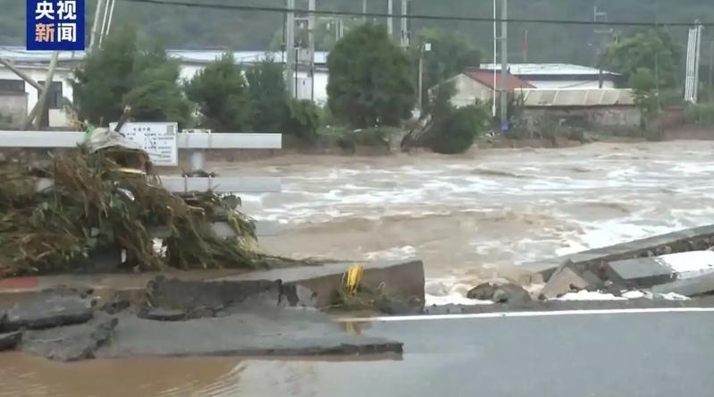 北京市密云区的西北部地区26日下午至27日凌晨出现强降雨,暴雨并引发山洪、山体滑坡,部分村庄被淹。(图/取自央视新闻)