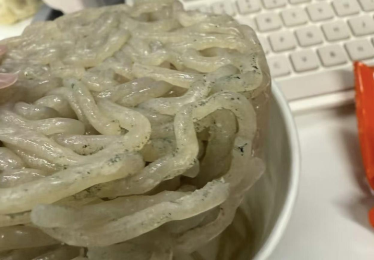 深圳、上海、宁波等地的消费者陆续在社群平台投诉，在Costco买到发霉的麻六记酸辣粉。（取材自南都湾财社）