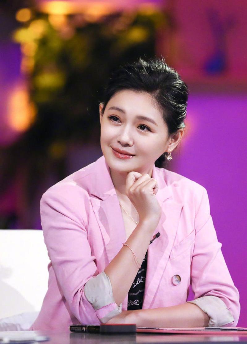 大S的纪念长椅出现在伦敦。(取材自微博)