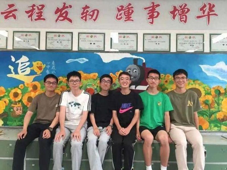 杭州一间中学有个「学霸寝室」,成员由左至右依序为章正心、曹安砥、周可杭、吴锴涵、李嘉宁、时雨涵。(取材自潮新闻)
