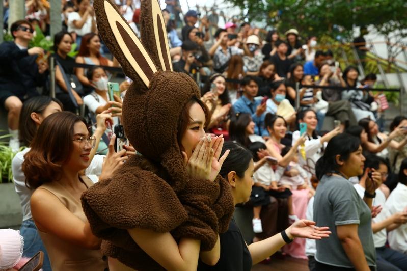 Labubu席卷全球, 这款不是漂亮主流的「丑萌娃娃」,却让时尚明星、青少年趋之若鹜。(新华社)