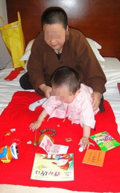 少林寺内外一切合作都由释永信（中）拍板。（取材自凤凰周刊）