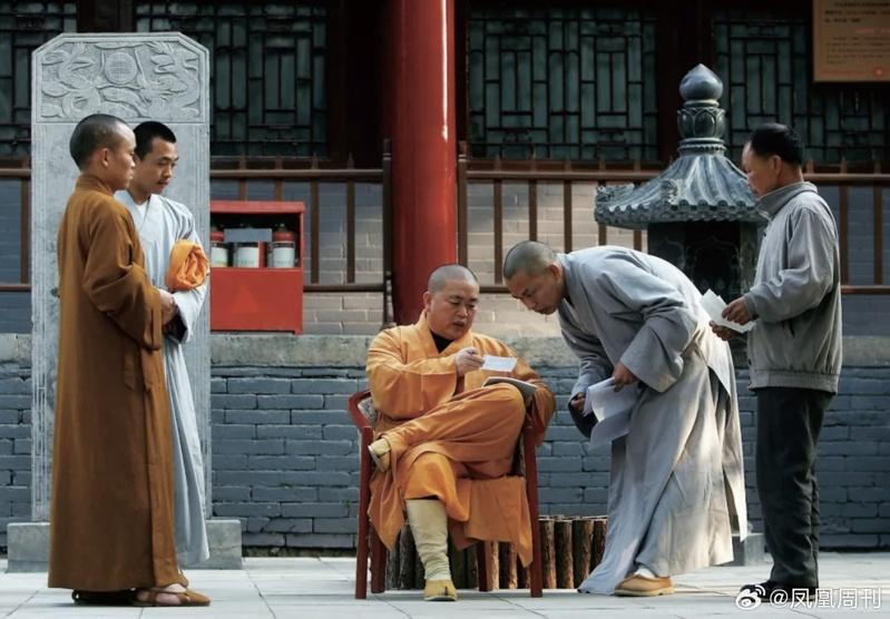 少林寺内外一切合作都由释永信(中)拍板。(取材自凤凰周刊)