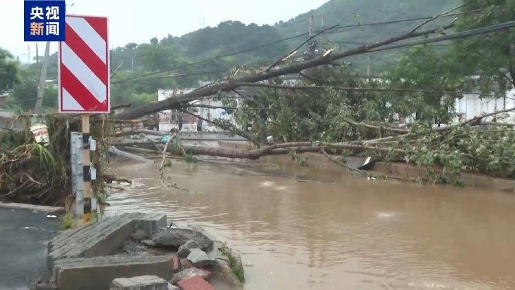 北京密云特大暴雨引发山洪,部分村庄被淹,局部地区交通中断。(央视新闻截屏)