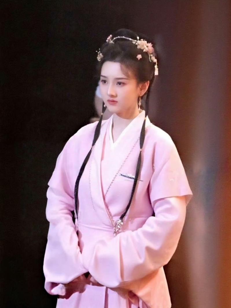宋祖儿在「表妹万福」中的粉色造型,被赞粉嫩可爱如「人间水蜜桃」。(取材自微博)