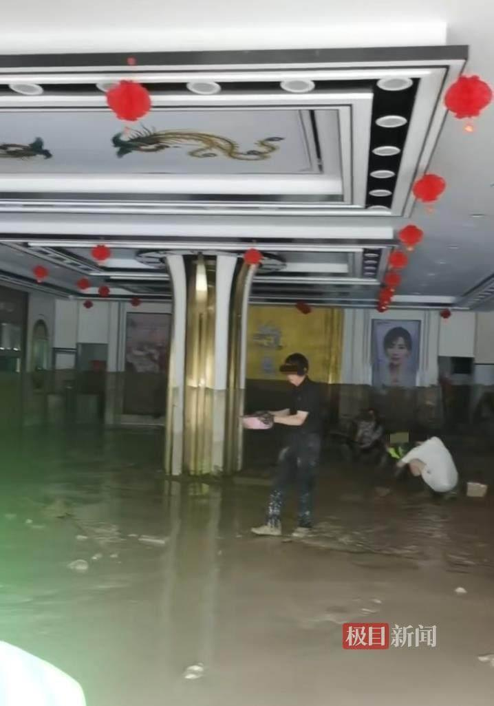 有人用金属探测仪寻找首饰。(取材自极目新闻／受访者供图)