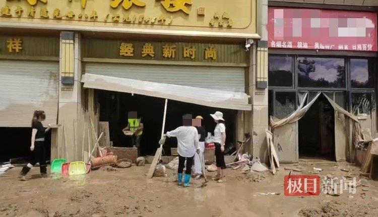 有人用金属探测仪寻找首饰。(取材自极目新闻／受访者供图)