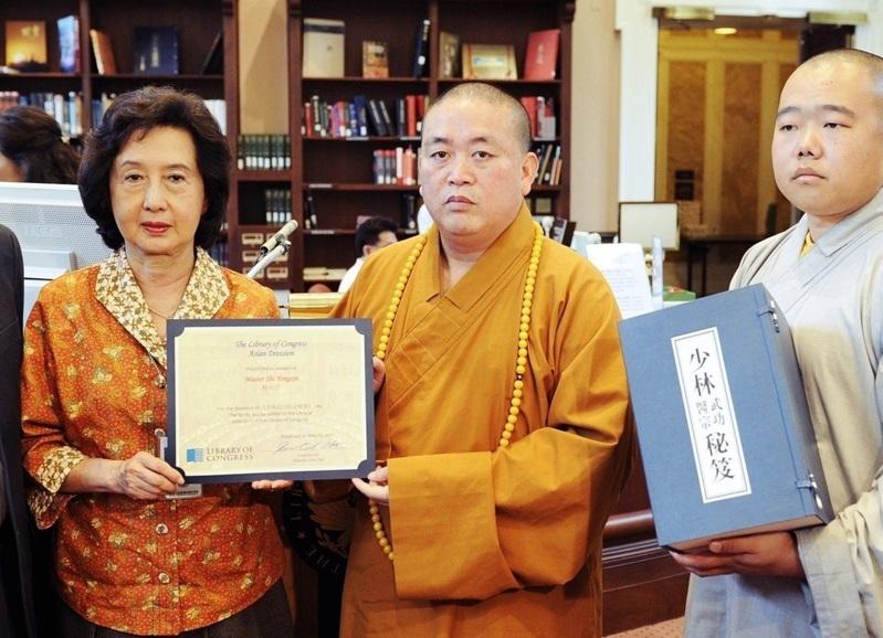 释永信（中）向美国国会图书馆捐赠要价9,999人民币，但真假不明的「少林秘笈」。...