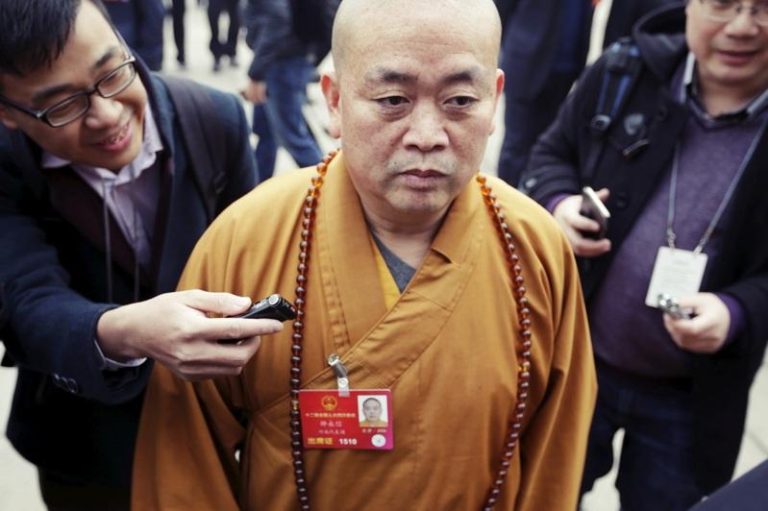释永信早已不是第一次发生争议，1990年代职掌少林寺以来，就接连有商业利益纷争和性丑闻传出，最终都不了了之。这一次突发调查尚未明朗，背后原因和内情已引起中国社群的揣测。释永信过去有政治和商业的金身护体，风波不断却总是平安过关，但这一次还能度过「劫难」吗？图为2016年还是全国人大代表的释永信。(路透)