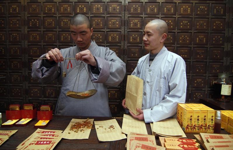 图为登封少林药局医院。释永信同时身兼多家企业公司的负责人，包括登封少林药局有限公...