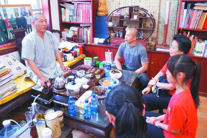 2014年8月，台湾「释门少林功夫团」访问嵩山少林寺，由释永信方丈亲自接见。图左...