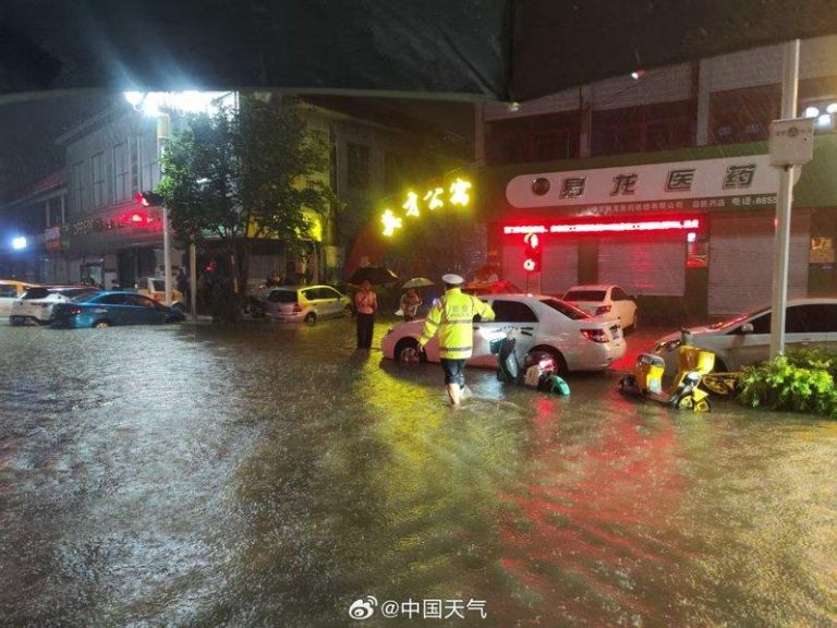 受强降雨影响，中国河北省承德、保定、张家口等多地近日受灾较重。针对暴雨洪涝灾害对河北省造成的严重影响，中国国家防灾减灾救灾委员会于7月28日启动国家四级救灾应急响应，紧急安排人民币5000万元救灾。（取材自中国天气网微博）