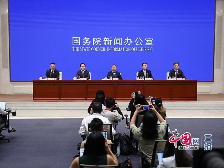 在中国「十四五」收官之际，税务部门强调，持续强化对高收入人群的税收监管，重点锁定明星、网红等对象。自2021年以来，已查处网络直播主偷逃税案件逾360起，查补税款超过人民币30亿元。（取材自中国网）