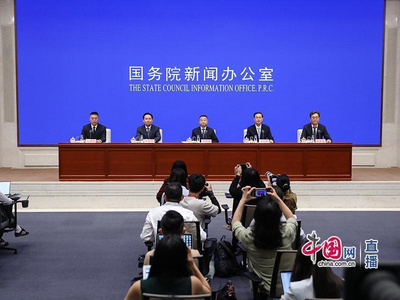 在中国「十四五」收官之际,税务部门强调,持续强化对高收入人群的税收监管,重点锁定明星、网红等对象。自2021年以来,已查处网络直播主偷逃税案件逾360起,查补税款超过人民币30亿元。(取材自中国网)