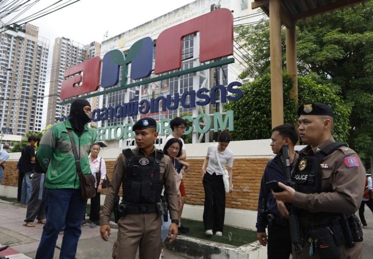 泰国曼谷欧多柯市场28日发生大规模枪击，武装警察在枪击事件后驻守。（欧新社）