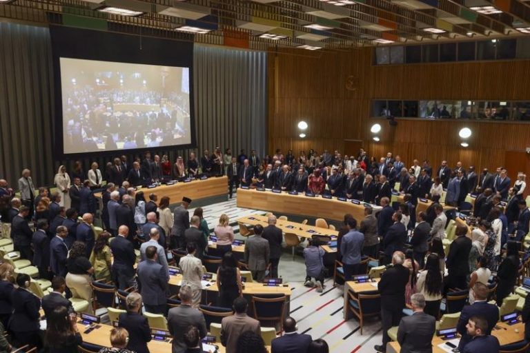 联合国今天起在纽约举行由法国和沙特阿拉伯带头召开的3天会议，试图让解决以色列和巴勒斯坦间问题的「两国方案」从垂死状态复活。图为与会者在会议中起立默哀。欧新社