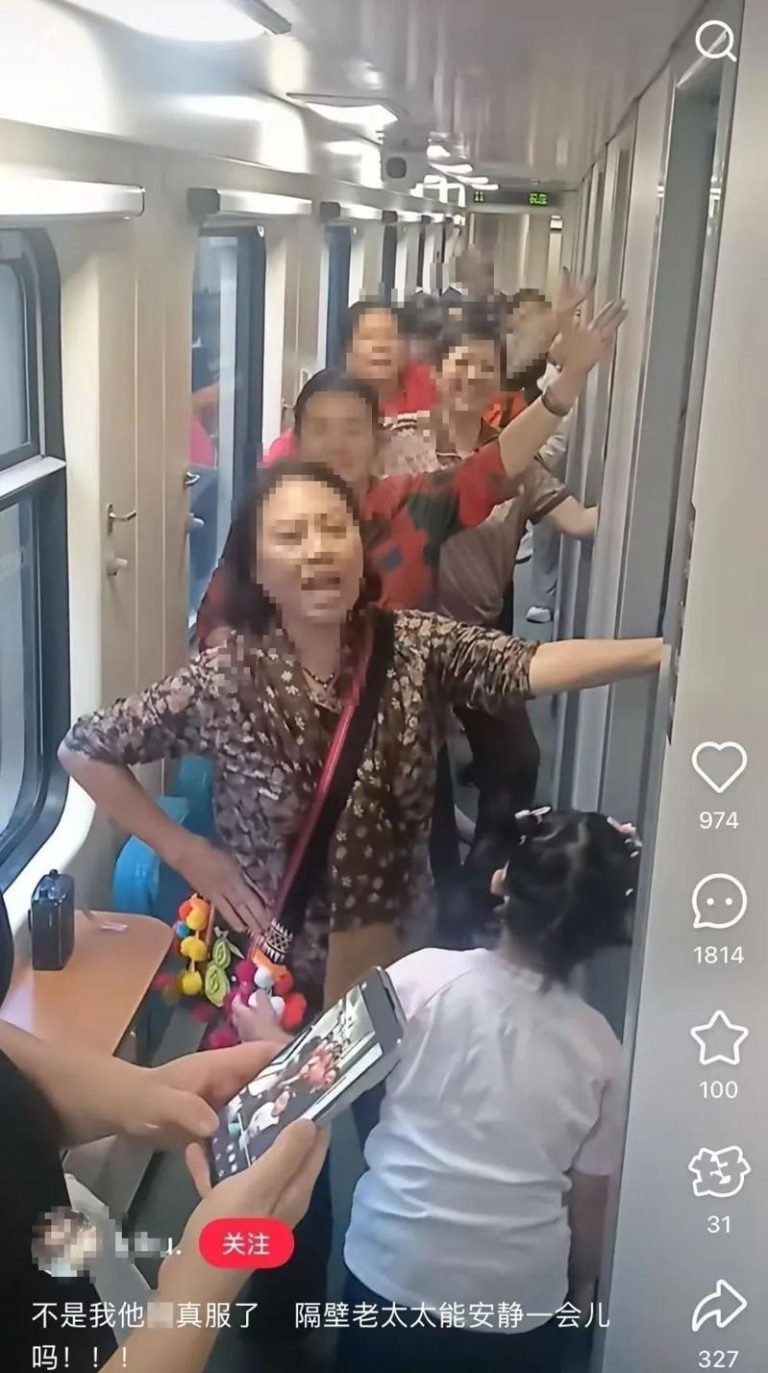 大妈们在火车卧铺走廊信道跳起广场舞。（视频截屏）