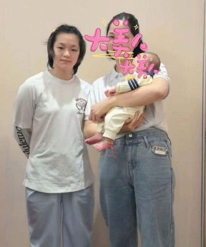 全红婵(左)的身高、体重都有明显的成长。(取材自微信)