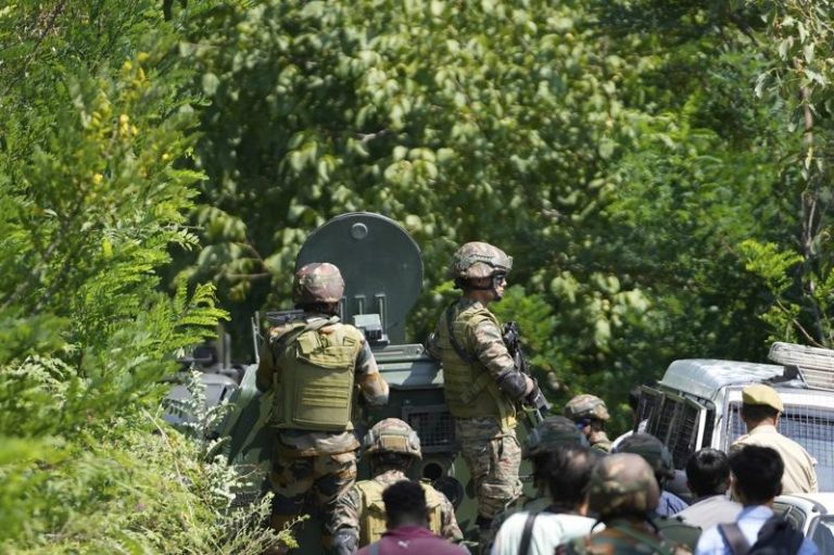 印度士兵28日在印控克什米尔地区的斯利那加（Srinagar）枪战现场附近守卫。美联社