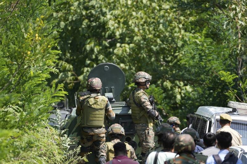印度士兵28日在印控克什米尔地区的斯利那加(Srinagar)枪战现场附近守卫。美联社