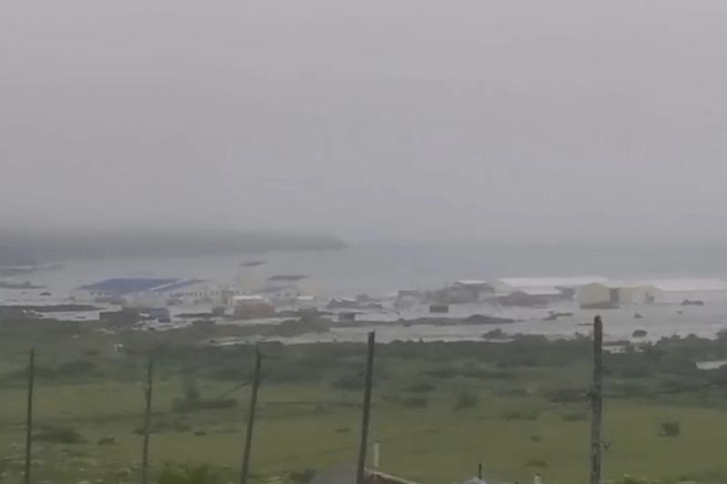 俄罗斯官媒RT报导,第一波海啸已抵达北千岛群岛的北库里尔斯克(Severo-Kurilsk)海岸。 (美联社)