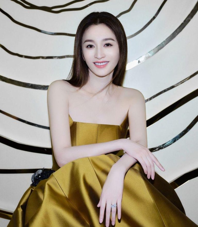 李小冉误删何炅微信登上热搜。(取材自微博)