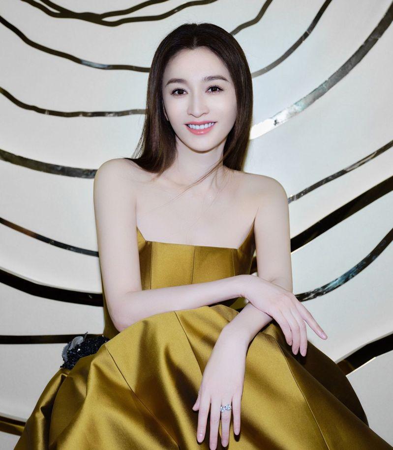 李小冉误删何炅微信登上热搜。(取材自微博)