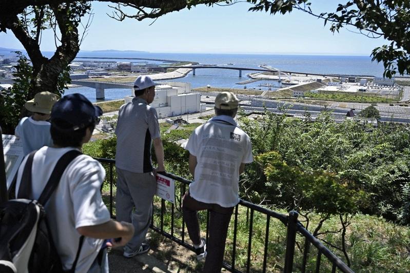 日本全国17个地区已发布海啸预警,警报区民众紧急撤离至高处。(路透)