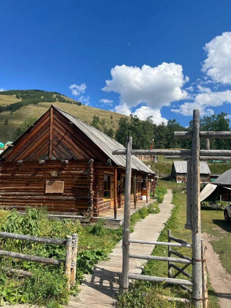 新疆旅游热度升高，民宿价格也节节攀升；示意图。（取材自小红书）