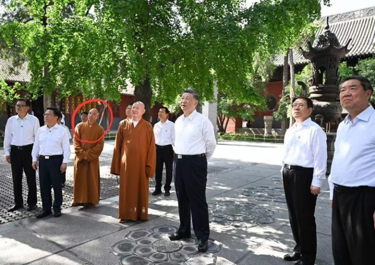 中共中央总书记习近平今年5月19日赴洛阳白马寺视察时，时任白马寺住持的印乐法师（图左红圈）即陪同在旁。（新华社）
