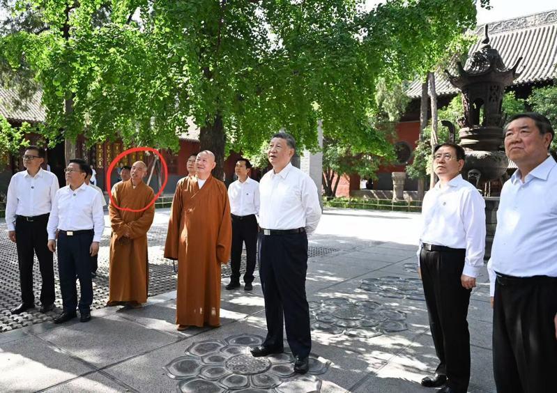 中共中央总书记习近平今年5月19日赴洛阳白马寺视察时,时任白马寺住持的印乐法师(图左红圈)即陪同在旁。(新华社)