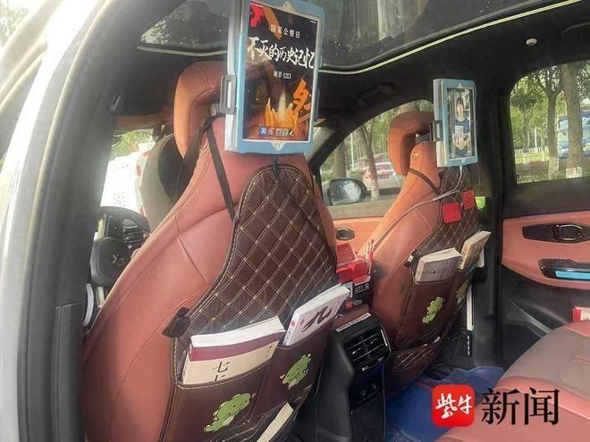 曾素聪顺风车里的图书角。(取材自紫牛新闻)