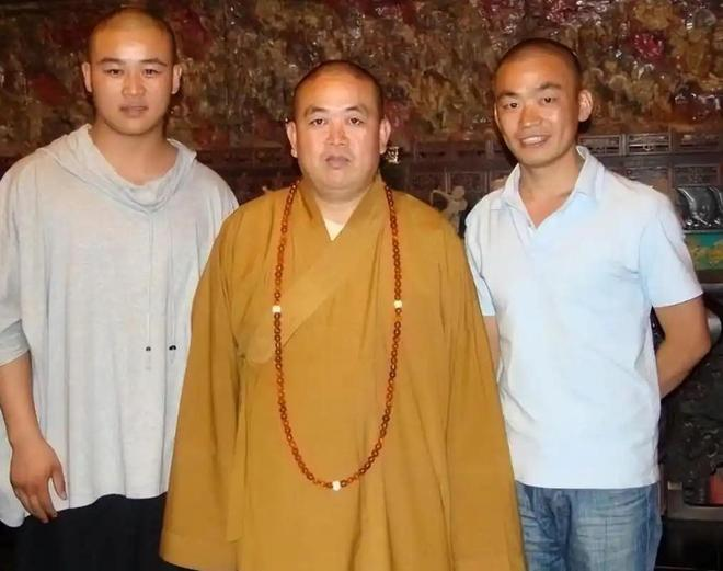 王宝强(右)与释永信。(取材自微博)