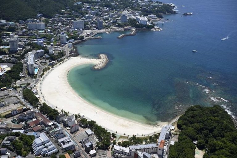 日本共同社新闻直升机7月30日在和歌山县白滨岸边拍摄的画面，当地海水浴场因海啸警报空无一人。（路透）