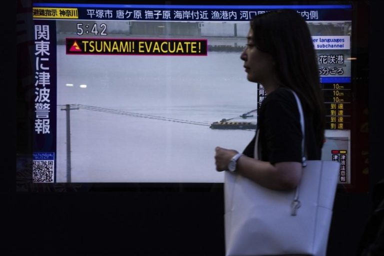 俄罗斯远东外海30日发生规模8.8地震，日本东京街头一个屏幕显示海啸警报消息。(美联社)